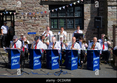 Morriston Big Band giocando fuori Brecon cattedrale durante Brecon Jazz Festival 2013 Foto Stock