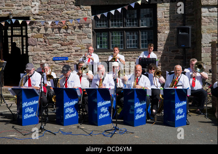 Morriston Big Band giocando fuori Brecon cattedrale durante Brecon Jazz Festival 2013 Foto Stock