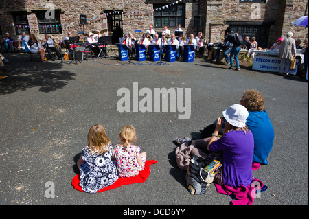 Morriston Big Band giocando fuori Brecon cattedrale durante Brecon Jazz Festival 2013 Foto Stock