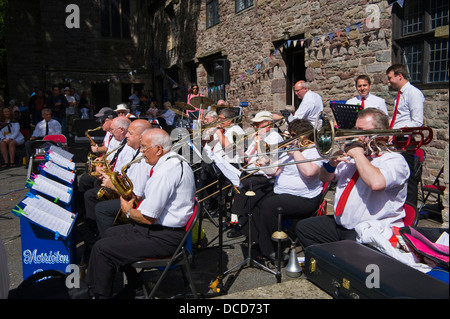 Morriston Big Band giocando fuori Brecon cattedrale durante Brecon Jazz Festival 2013 Foto Stock