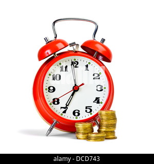 In stile retrò sveglia a ottenere il tempo e monete giallo disposti in colonne Foto Stock
