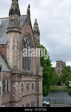 Ness Bank chiesa in Inverness con St Andrews cattedrale attraverso il fiume Ness Foto Stock