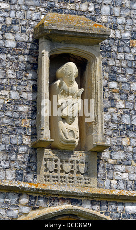 La scultura sopra porta sud. Chiesa di Santo Trinty. Blythburgh, Suffolk, Inghilterra, Regno Unito, Europa. Foto Stock