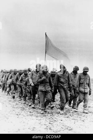 I prigionieri di guerra statunitensi, catturati dalla Wehrmacht tedesca, sono raffigurati con una bandiera bianca sul fronte occidentale nel gennaio 1945. Fotoarchiv für Zeitgeschichte Foto Stock