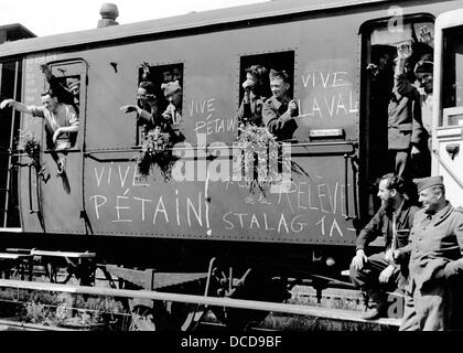 I prigionieri di guerra francesi in Germania vengono scambiati con i lavoratori civili francesi e possono tornare nel loro paese d'origine nel 1942 (la cosiddetta 'Relève'). Fotoarchiv für Zeitgeschichte Foto Stock