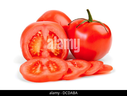 Rosso pomodoro intero e tagli isolato su bianco Foto Stock