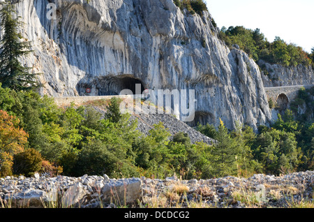 Gorges de la Nesque, situato sulle montagne di Vaucluse tra e Monieux Méthamis, Provence-Alpes-Côte d'Azur, in Francia. Foto Stock