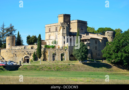 Castello di Lourmarin, Castello di Lourmarin situato nella città di Lourmarin, situato nel dipartimento Vaucluse, Francia Foto Stock