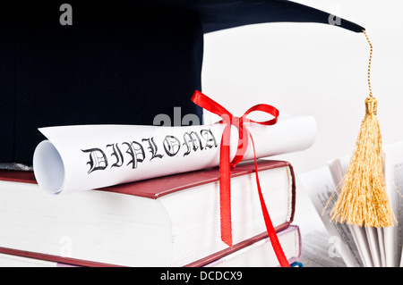 Tappo di graduazione con libro e diploma Foto Stock