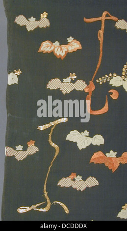 Questo frammento di kosode, un tradizionale kimono giapponese, presenta intricati disegni di fiori e personaggi di paulownia. Mette in risalto la delicata arte del design tessile giapponese. Foto Stock