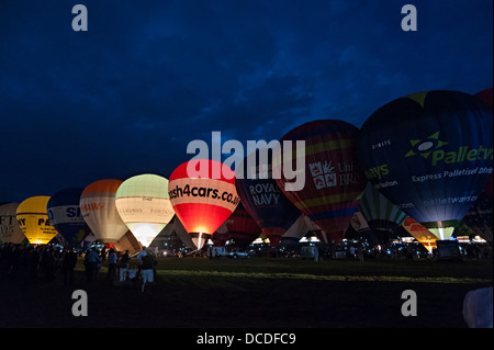 Bristol International Balloon Festival fiesta sera notte a palloncino glow 2013 8 agosto la musica Foto Stock