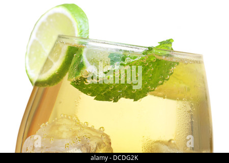 Hugo cocktail, realizzati con lâ Elderflower, champagne, soda, calce e guarnite con foglie di menta. Foto Stock