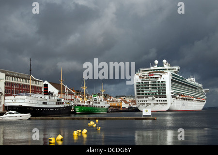 P e o nave ormeggiata in Stavanger Norvegia equitazione il meteo Foto Stock