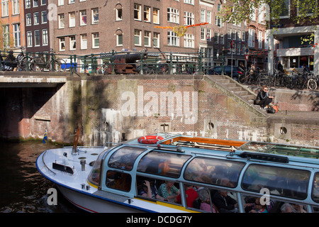 Crociera sulla Barca Korte canale Prinsengracht e gli edifici su Haarlemmerstraat in Olanda, Amsterdam, Paesi Bassi. Foto Stock