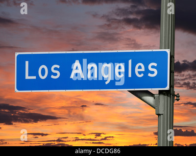 Il centro cittadino di Los Angeles strada segno con il cielo al tramonto. Foto Stock