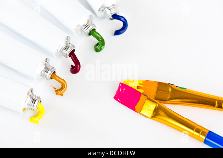 Vernice acrilica in tubi e spazzole isolato su bianco Foto Stock