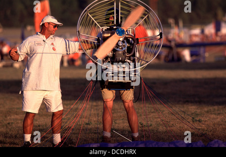 Avviamento del motore di un parapendio per il suo pilota durante il più grande del mondo airshow di aviazione a Oshkosh, Wisconsin, STATI UNITI D'AMERICA, Foto Stock