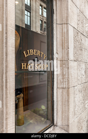 La finestra di visualizzazione del negozio di cappelli di Liberty department store, London, W1 Foto Stock