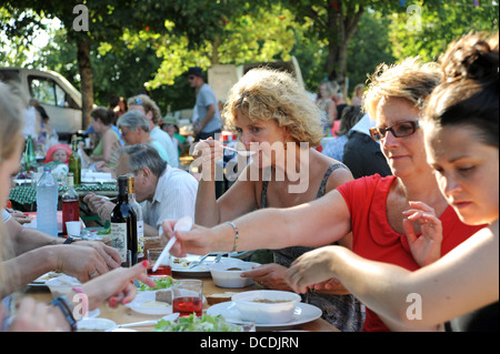 Famil godendo il villaggio serata picnic o fete al villaggio rurale Loubejac nel sacco Regione o dipartimento di Francia Foto Stock
