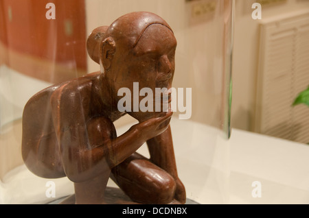 Tennessee, Hardin County, Savannah. Sul fiume Tennessee Museum. Shiloh è inginocchiato uomo, creta figura scolpita in Cahokia. Foto Stock