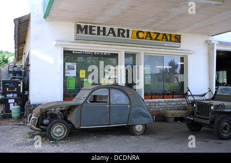 Vecchia Citroen 2CV a Cazals garage nel lotto Regione o dipartimento del sud-ovest della Francia Foto Stock