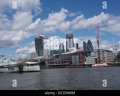 London skyline della città moderna edifici dal Tamigi Foto Stock