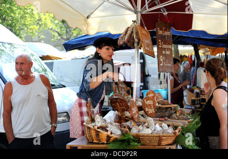 Donna attraente che indossa un berretto a saucissons stallo in Cazals mercato nel sacco Regione o dipartimento di Francia Foto Stock