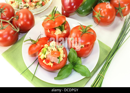 Pomodori ripieni con fresca insalata estiva Foto Stock