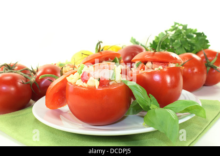 Pomodori ripieni con fresca insalata estiva Foto Stock