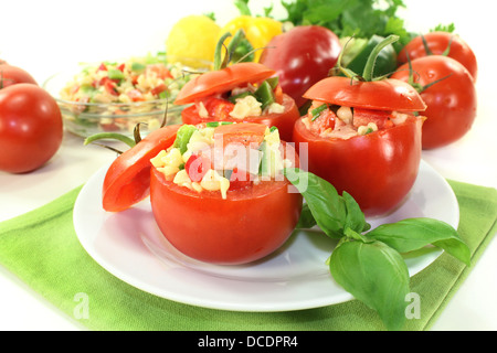 Pomodori ripieni con fresca insalata estiva Foto Stock