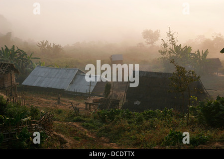 Akha villaggio tribale nel crepuscolo, vicino Phongsali, Laos Foto Stock