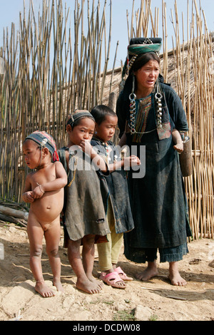 Di etnia Akha persone che indossano abiti tradizionali nel villaggio tribale vicino Phongsali, Laos Foto Stock