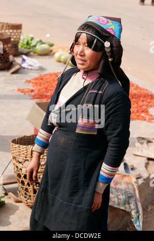 Akha etnica donna sul mercato nel villaggio tribale vicino Phongsali, Laos Foto Stock