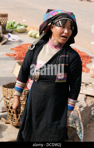 Akha etnica donna sul mercato nel villaggio tribale vicino Phongsali, Laos Foto Stock