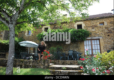 La donna in un momento di relax a gîte nel sacco Regione o dipartimento del sud ovest di midi-Pyrenees area della Francia Europa Foto Stock