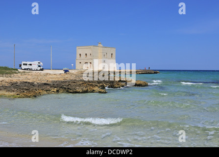 Due persone touring italia in un rullo automatico 746 camper stop vicino a Bari Italia meridionale di posare per fotografie sul promontorio. Foto Stock