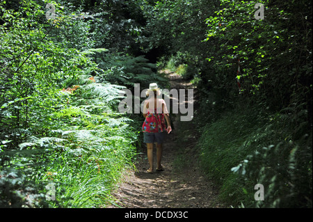 Donna che cammina in vacanza a Frayssinet-Le-Gelat nel sacco Regione o dipartimento del sud ovest di midi-Pyrenees area della Francia Foto Stock