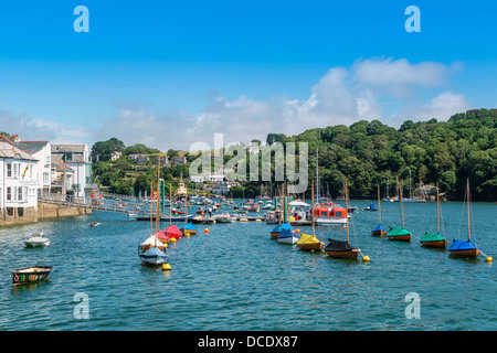 Barche ormeggiate nel porto di Fowey Cornovaglia Foto Stock