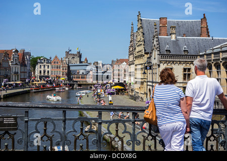 I turisti in cerca di St Michael's Bridge a case medievali lungo il Graslei / Erba Lane a Gand, Fiandre Orientali, Belgio Foto Stock