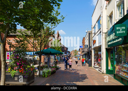 I negozi di High Street ( Grove Street ) nel centro della città, Wilmslow, Cheshire, Inghilterra, Regno Unito Foto Stock