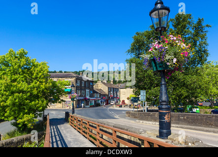 Ponte sul Fiume Nidd guardando verso High Street, ponte Pateley, Nidderdale, Yorkshire Dales, North Yorkshire, Inghilterra, Regno Unito Foto Stock