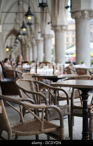 Immagine presentando arredi di vimini nel vecchio ristorante Foto Stock