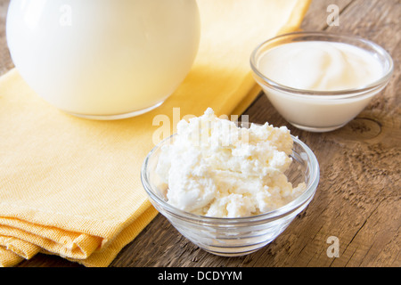 I prodotti lattiero-caseari freschi: cottage cheese in recipiente di vetro close up, orizzontale Foto Stock