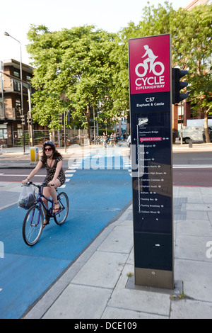 Ciclista utilizzando Londra Barclays Cycle superstrada cs7 verniciato blu percorso stradale Inghilterra REGNO UNITO Foto Stock