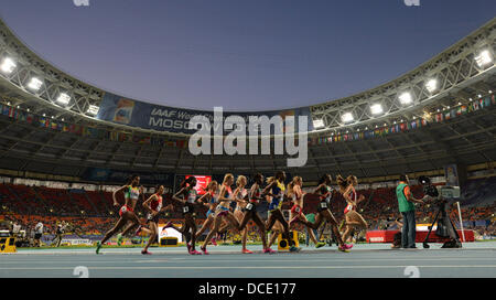 Mosca, Russia. Il 15 agosto, 2013. Gli atleti competere nel femminile 1500m finale al quattordicesimo IAAF ai Campionati Mondiali di atletica di Luzhniki Stadium di Mosca, Russia, 15 agosto 2013. Foto: Bernd Thissen/dpa/Alamy Live News Foto Stock