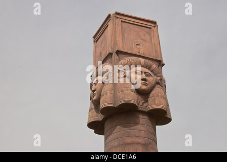 Antiche colonne di pietra con Egitto simboli sulla parte superiore Foto Stock