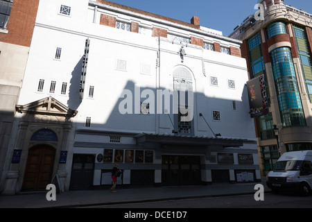 Il Fortune Theatre che mostra la donna in nero e ingresso alla Crown Court chiesa Londra Inghilterra REGNO UNITO Foto Stock