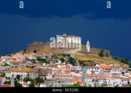 Arraiolos castello e città. Alentejo, Portogallo Foto Stock