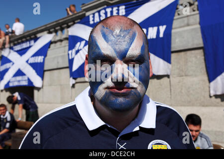 Londra, Regno Unito. 14 Ago, 2013. A Scottish Football fan con una bandiera dipinta sul suo volto a Trafalgar Square a Londra, Inghilterra. La Scozia fan riuniti davanti all'Inghilterra contro Scozia amichevole che in Inghilterra ha vinto 3-2. © whyeyephotography.com/Alamy Foto Stock