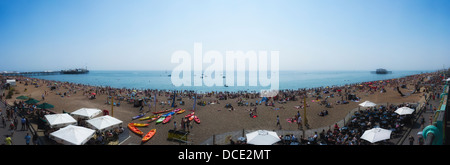 La spiaggia di Brighton su una Domenica impegnativa Foto Stock